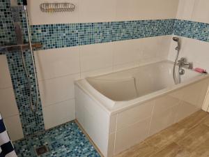 Maisons de vacances Maison 3 chambres, 150 m de la plage, 4/6 pers, WI-FI, terrasse, parking, proche commerces, La Tranche sur Mer - FR-1-357-23 : photos des chambres