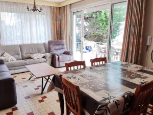 Maisons de vacances Maison 3 chambres, 150 m de la plage, 4/6 pers, WI-FI, terrasse, parking, proche commerces, La Tranche sur Mer - FR-1-357-23 : photos des chambres