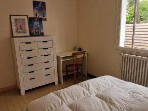 Maisons de vacances Maison 3 chambres, 150 m de la plage, 4/6 pers, WI-FI, terrasse, parking, proche commerces, La Tranche sur Mer - FR-1-357-23 : photos des chambres