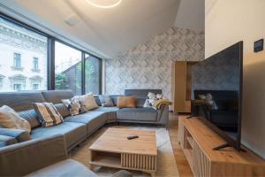 Luxury Retreat with Hot Tub in Prime Location