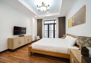 Royal City 2BR Apartment Full Amenities, Kitchen, Balcony, Near Downtown