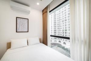 Royal City 2BR Apartment Full Amenities, Kitchen, Balcony, Near Downtown