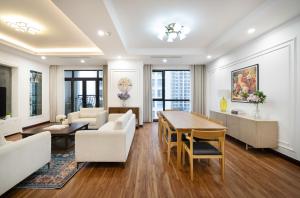 Royal City 2BR Apartment Full Amenities, Kitchen, Balcony, Near Downtown