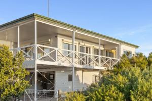 Large Renovated Home with Ocean Views for Family Fun in Peppermint Grove Beach