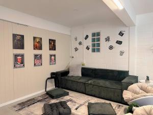 Charming Retro Retreat with Cozy Nights and Sweet Treats close to PA