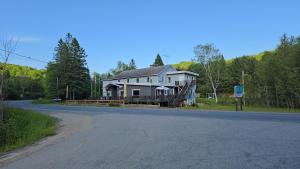 Charming Country Retreat with Scenic Views for 1 - 12 guests