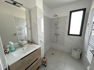 Appartement neuf climatisé avec parking à 200m de la plage - FR-1-837-22