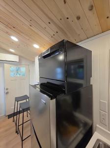 1BD 1BA tiny house with in-unit washer and dryer near Kaiser