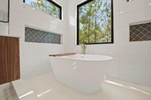 NEW Entertainer Cabin with Spa Games & Playground