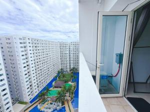 Shore 1 tower c1 17floor near moa facing swimming pool