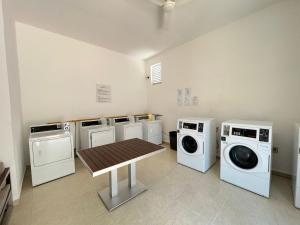 Beachfront condo 10 min from the airport