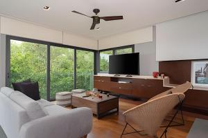 Escondida enclavada en la jungla cerca de la playa.