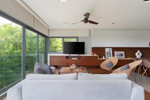 Escondida enclavada en la jungla cerca de la playa.