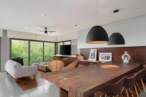 Escondida enclavada en la jungla cerca de la playa.