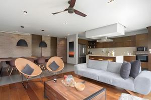 Escondida enclavada en la jungla cerca de la playa.