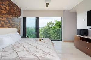 Escondida enclavada en la jungla cerca de la playa.