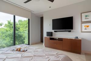 Escondida enclavada en la jungla cerca de la playa.