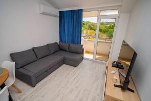 Next to Harmanite Beach - 1 BD Flat with Own Parking spot by Flat Mаnager