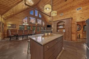 NEW Prime Cabin Hot Tub-Firepit-Safari Sleeps 8