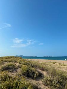 Charmant appartement rénové vue piscine