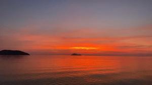 Rare 5BR Oasis - 30m to Sea