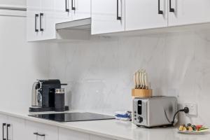 Modern Southbank Parklands Apartment Retreat