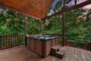 Rustic Cabin Near Creek with Hot Tub & Fire Pit