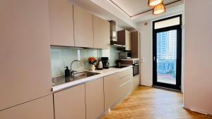 Premium Urban Stay - Light Filled 1BR with Balcony