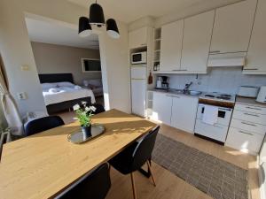 Cozy top-floor studio near the travel center and downtown, with AC and Wi-Fi