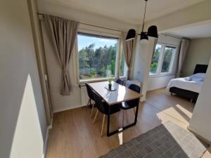 Cozy top-floor studio near the travel center and downtown, with AC and Wi-Fi