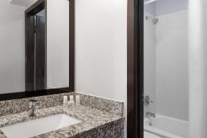 King Room with Kitchenette - Non-Smoking room in SureStay Hotel by Best Western Cedar Rapids