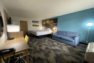 King Room - Smoking  room in Days Inn & Suites by Wyndham York