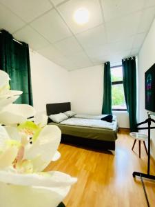 Spacious 3-Bedroom Apartment for 9 Near Train Station