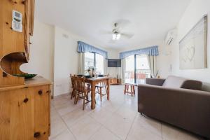 Seafront Apartment with Stunning Views of Għadira