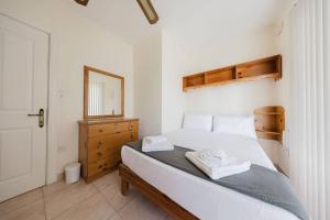 Seafront Apartment with Stunning Views of Għadira