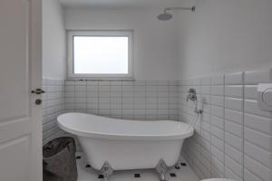 Hidden Pool House With Sea View - Happy Rentals