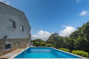 Hidden Pool House With Sea View - Happy Rentals