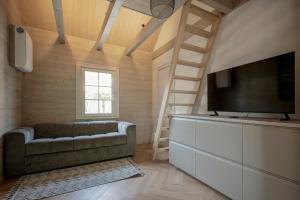 Terrace Apartment Steps from Jomas Street & Beach