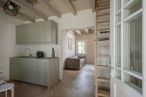 Terrace Apartment Steps from Jomas Street & Beach