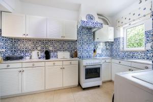 CoolHouses Algarve, Luz, 1 bed flat, top floor, a stones throw to the beach, Casa Isabell