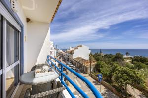 CoolHouses Algarve Luz, 2 Bed top floor flat, amazing sea view, central. Delicia do Sol