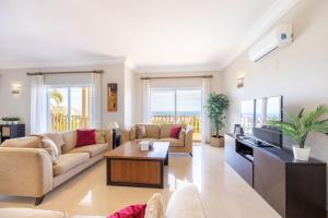 CoolHouses Algarve Luz, 5 bed villa & pool, Casa N