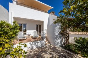 CoolHouses Algarve Luz, 3 Bed townhouse, lovely sea views, village centre, Casa Limoeiro 54LBC