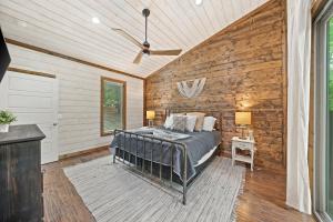 Cabin Retreat with Spa Fire Pit & Games - Sleeps 4