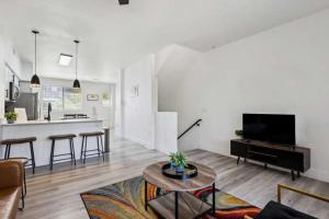 CozySuites Glendale - Westgate w pool 15