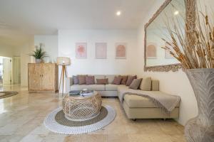 Heart of Seminyak 2bed 2bath 2 pools super quiet