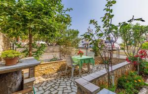 Beautiful Apartment In Liznjan With Wifi