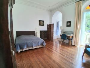 B&B / Chambres d'hotes Chambre d-hotes Napoleon a La Terrasse piscine local velo : photos des chambres