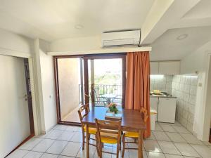 DAMIR bočno Apartment with parking near city center