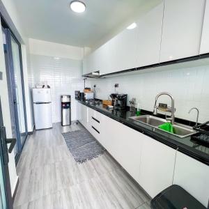 supreme living apartments with amazing city views ,swimming pool, fully equipped gym, ample parking space, children playground and proximity to major shopping malls in kilimani